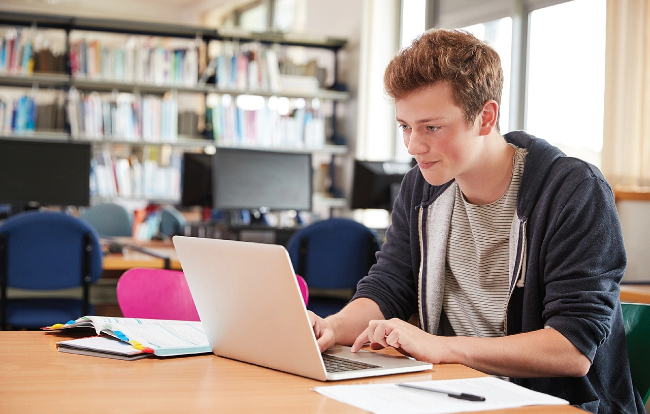 Strengthening Your Academic Skills: Practical Guidance for Literature Review Writing, How to Structure and Format Your Literature Review Effectively?